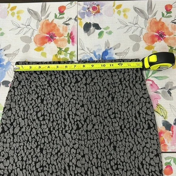 Micheal Kors Skirt Flare Bottom. Size Small - Picture 9 of 11